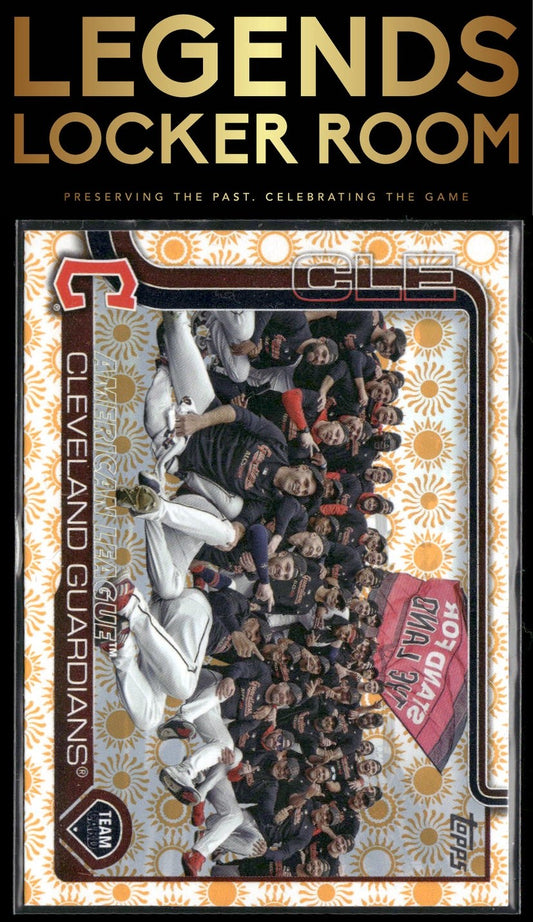 2025 Topps #612 Cleveland Guardians Holiday